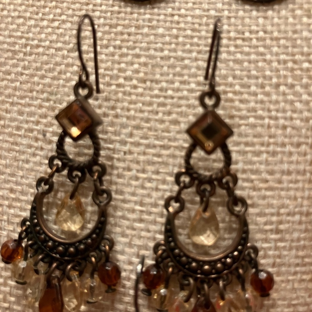 Five pairs of pierced earrings in a variety of styles - Picture 5 of 12